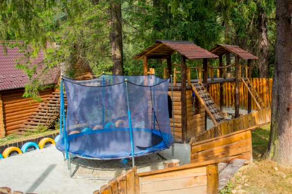 Дитячий майданчик, батут